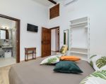 villa-amelia-blick-vom-schlafzimmer-ind-duschbad.jpg