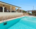 villa-anthea-blick-auf-pool-und-haus.jpg