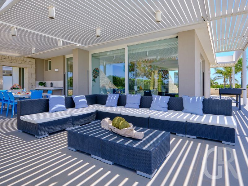 villa-anthea-ueberdachte-terrasse.jpg