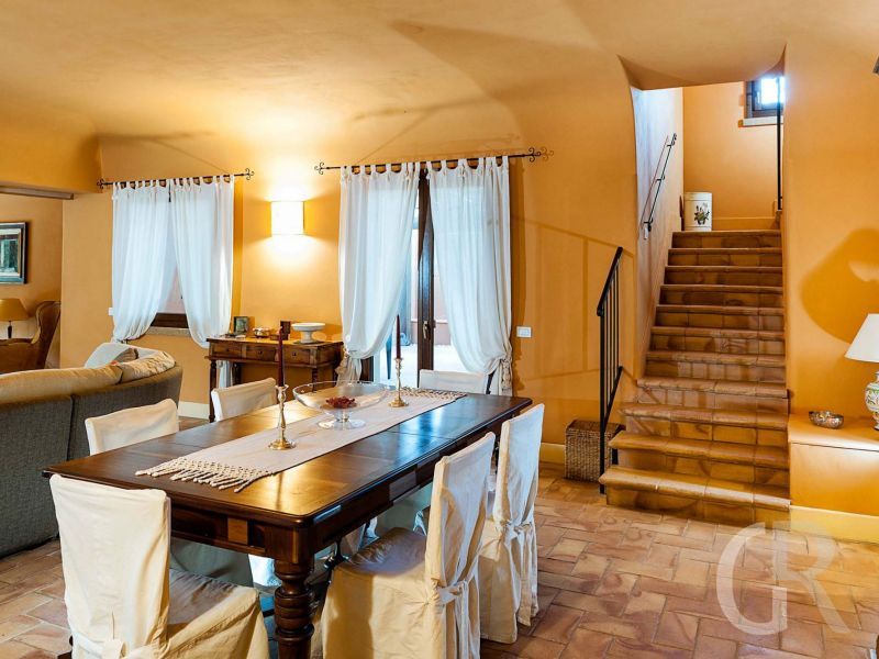 villa-arangea-wohnzimmer-mit-esstisch.jpg