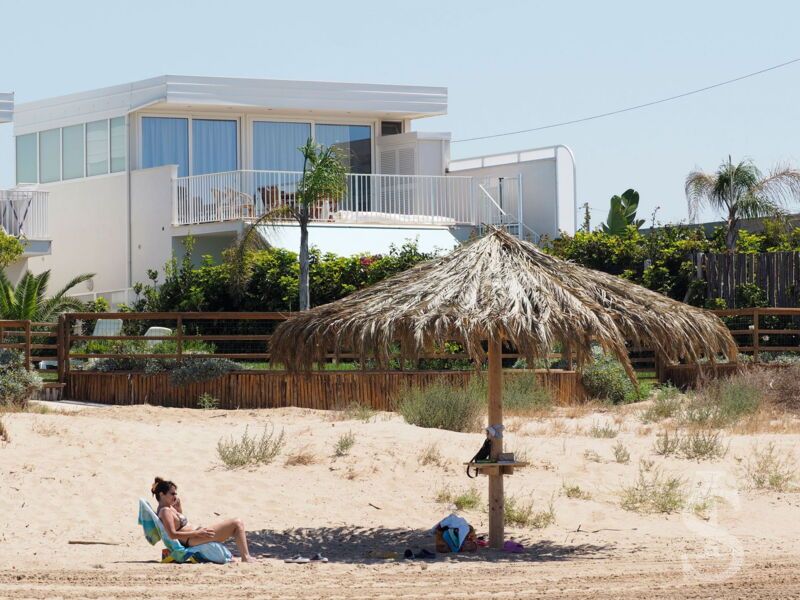 villa-ariel-sonnenbaden-am-strand.jpg