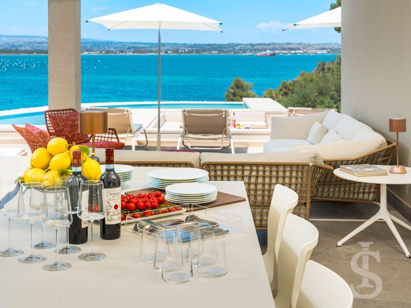 villa-artemare-gedeckter-terrassentisch.jpg