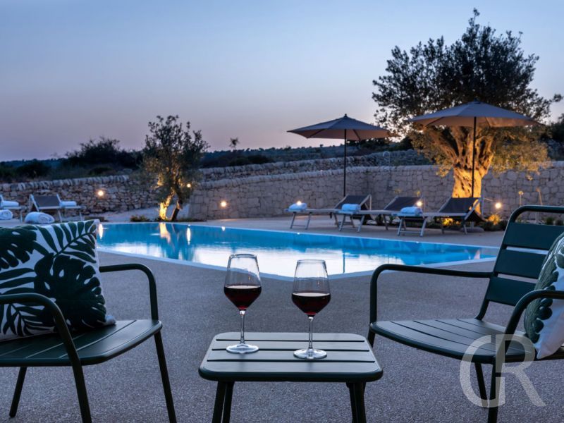 villa-auliva-am-pool-am-abend.jpg
