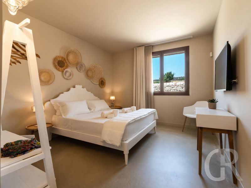 villa-auliva-schlafzimmer-mit-bett.jpg