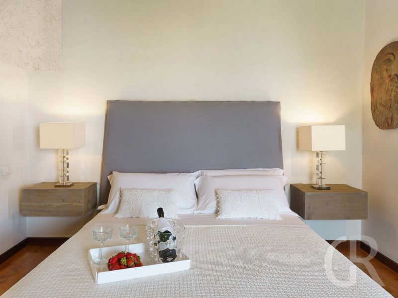 villa-blue-moon-blick-auf-das-grosse-bett.jpg