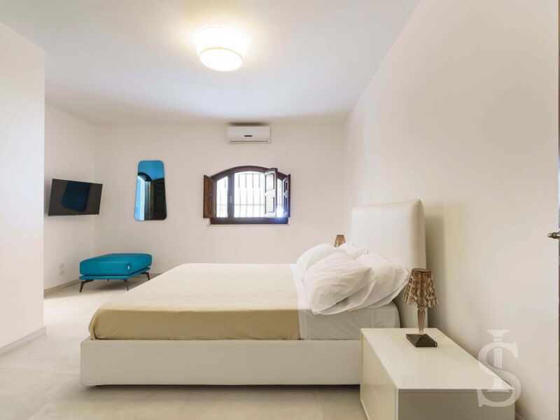 villa-blue-moon-schlafraum-mit-grossem-bett.jpg