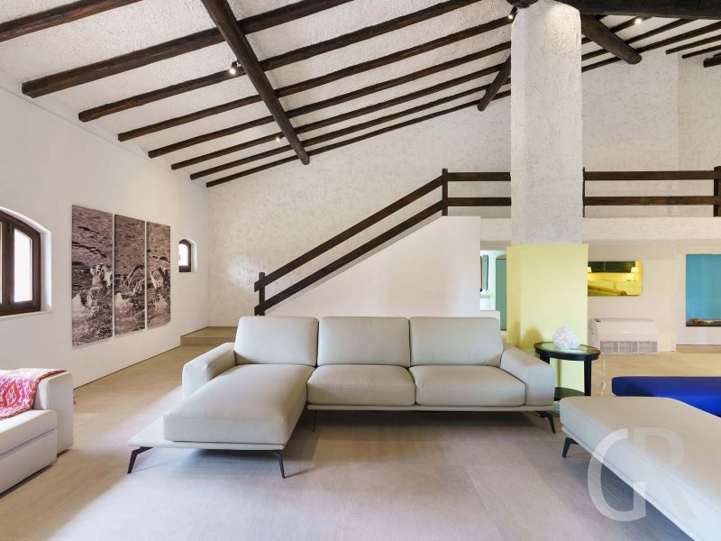 villa-blue-moon-weisses-sofa-im-wohnraum.jpg