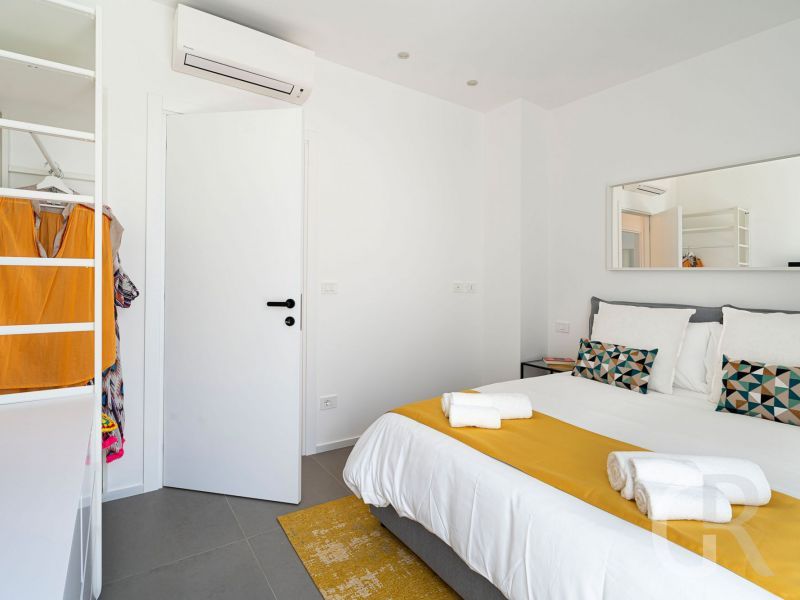 villa-bonita-weiss-gelbes-doppelbett.jpg