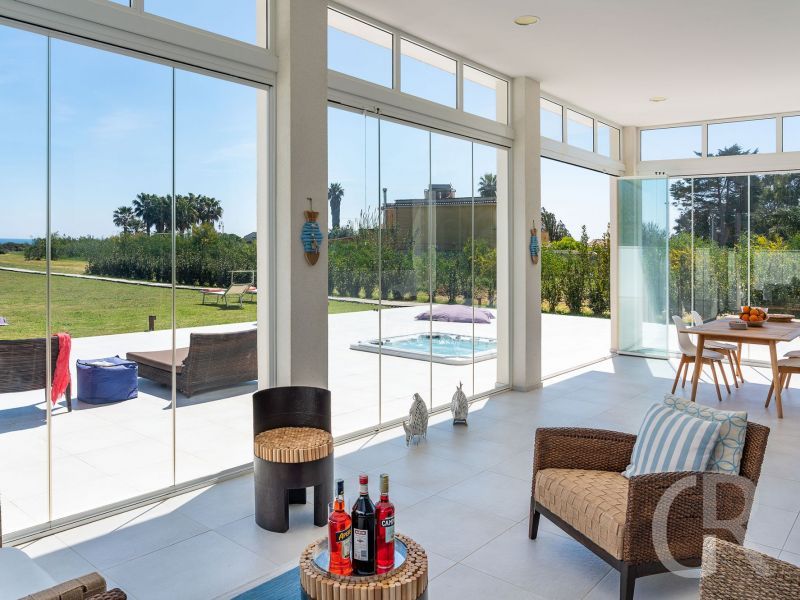 villa-caponegro-grosse-fenster-mit-blick-nach-draussen.jpg