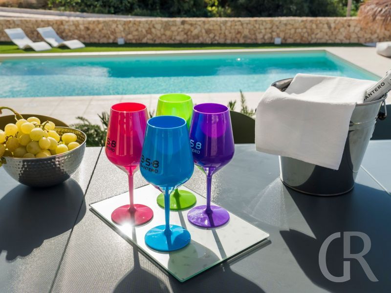 villa-castalia-drinks-am-pool.jpg