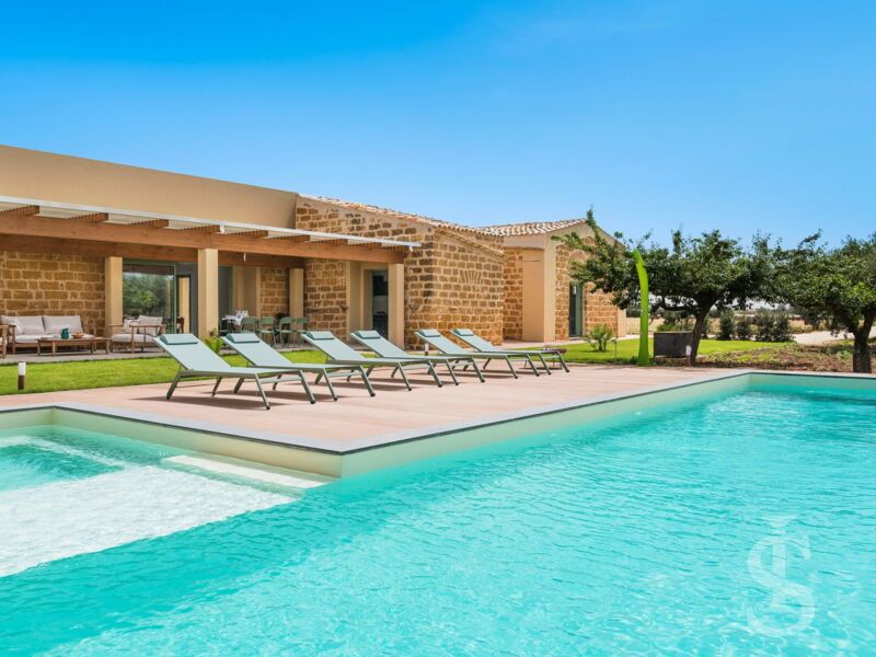 villa-cavale-schwimmbad-mit-sonnenliegen.jpg