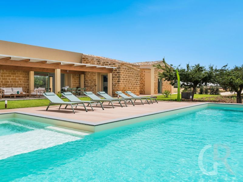 villa-cavale-schwimmbad-mit-sonnenliegen.jpg