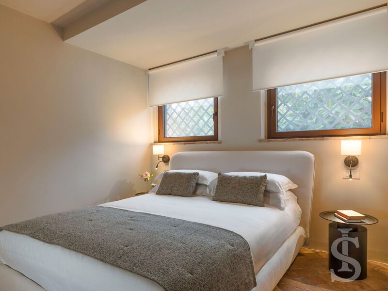 villa-continella-schlafzimmer-mit-doppelbett-seitliche-ansicht.jpg