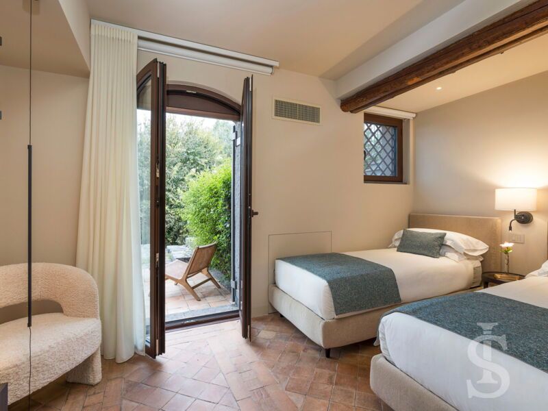 villa-continella-schlafzimmer-mit-zwei-einzelbetten-seitliche-ansicht.jpg