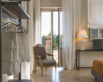 villa-continella-schlafzimmer-seitlicher-blick-zur-terrasse-und-garderobe.jpg