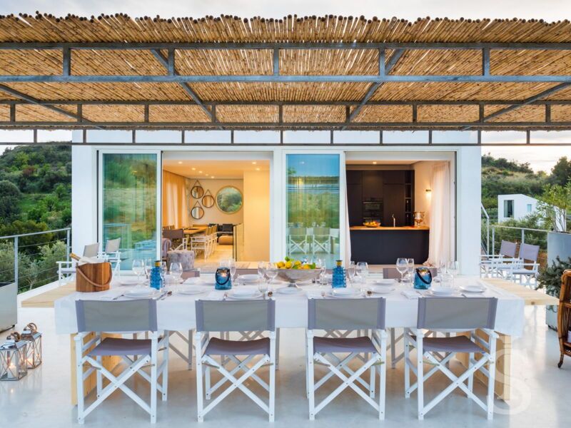 villa-contrada-esstisch-im-freien.jpg