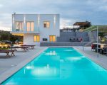 villa-contrada-pool-und-beleuchtete-villa.jpg