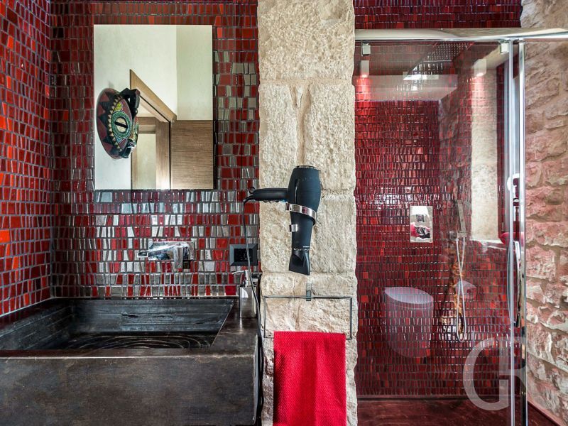 villa-corte-moscata-rotes-bad.jpg