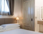 villa-del-mito-badezimmer-mit-doppelbett.jpg
