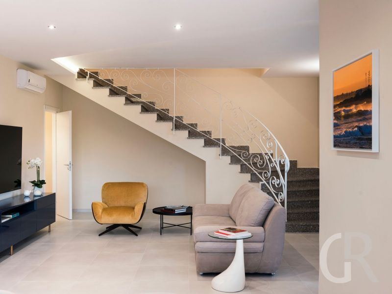 villa-diletta-wohnzimmer-mit-treppe.jpg