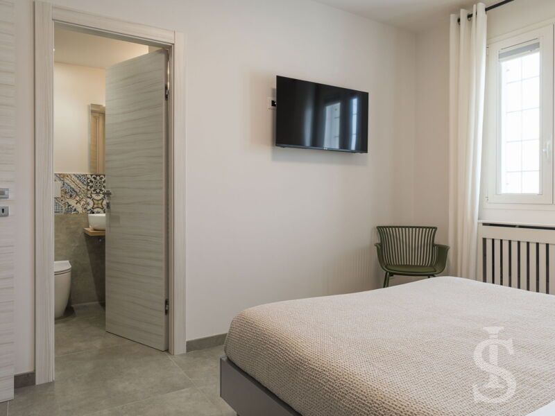 villa-dimora-bufalefi-blick-vom-schlafzimmer-zum-bad.jpg