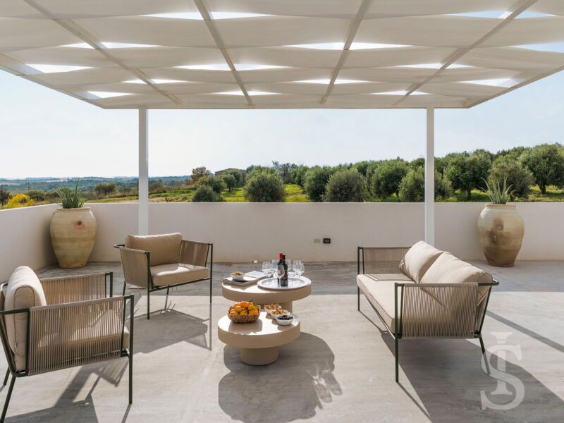 villa-dimora-bufalefi-pergola-mit-aussenmoebeln.jpg