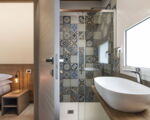 villa-dimora-bufalefi-waschbecken-und-dusche-angrenzend-zum-schlafzimmer-im-obergeschoss.jpg