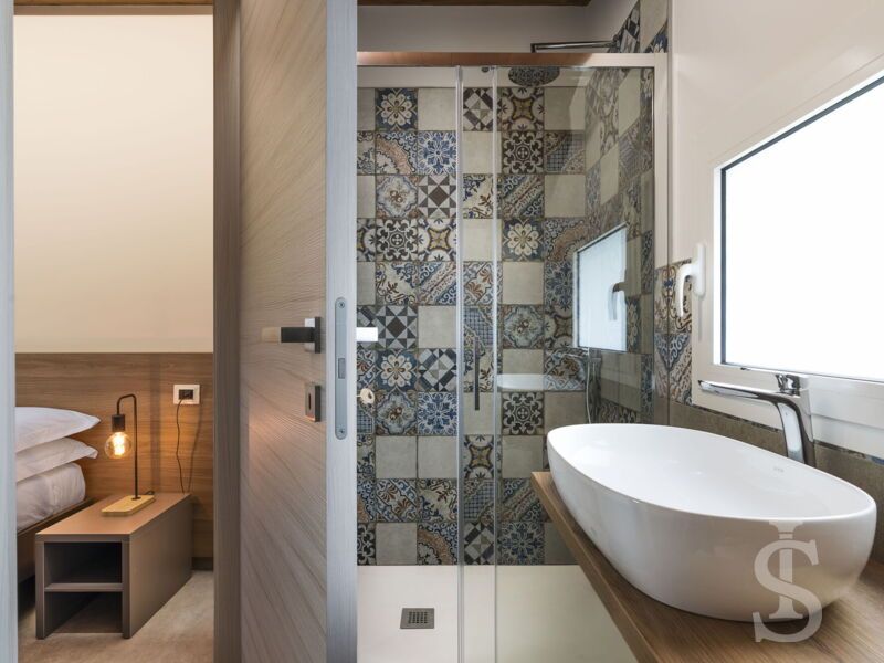 villa-dimora-bufalefi-waschbecken-und-dusche-angrenzend-zum-schlafzimmer-im-obergeschoss.jpg
