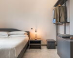 villa-dimora-bufalefi-weiteres-schlafzimmer-doppelbett-und-garderobe.jpg