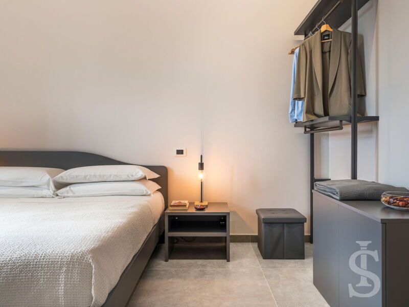 villa-dimora-bufalefi-weiteres-schlafzimmer-doppelbett-und-garderobe.jpg