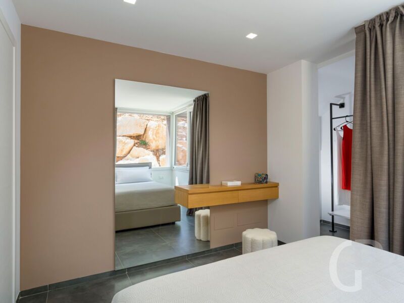 villa-dolce-vita-bett-und-grosser-spiegel.jpg