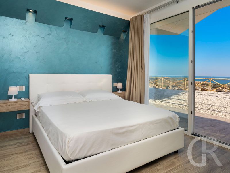 villa-domizia-weisses-doppelbett.jpg