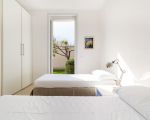 villa-federica-freundliches-schlafzimmer-und-ausgang-zum-garten.jpg