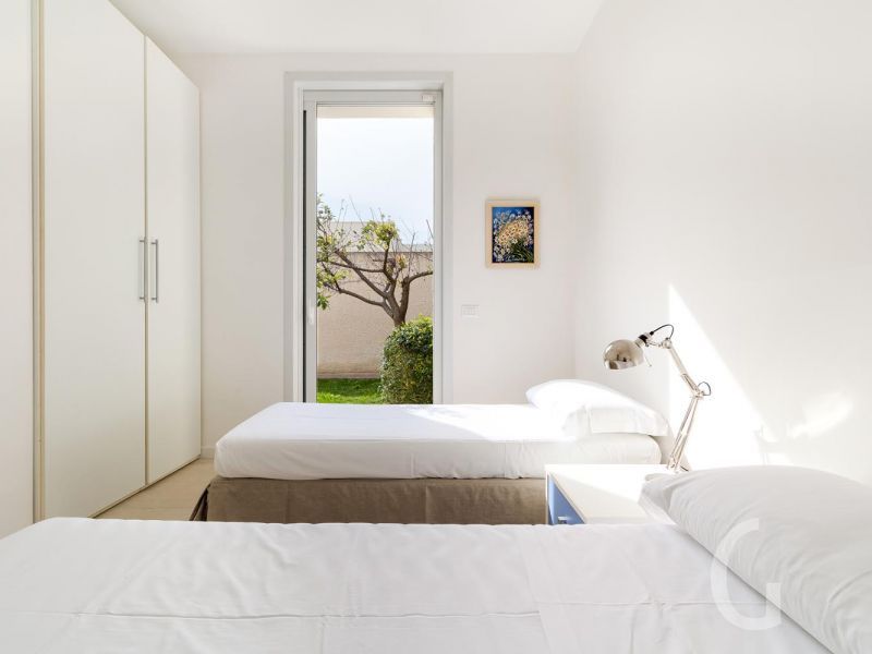 villa-federica-freundliches-schlafzimmer-und-ausgang-zum-garten.jpg