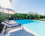 villa-flora-am-pool.jpg