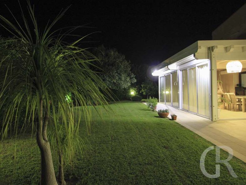 villa-flora-beleuchtetes-wohnzimmer.jpg