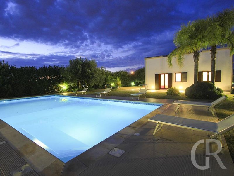 villa-flora-mit-beleuchtetem-pool.jpg