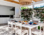 villa-flora-pergola-und-gedeckter-tisch.jpg