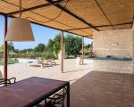 villa-gelso-bianco-auf-der-ueberdachten-terrasse.jpg
