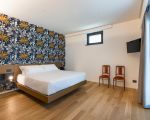 villa-gianos-doppelbett-im-schlafraum.jpg