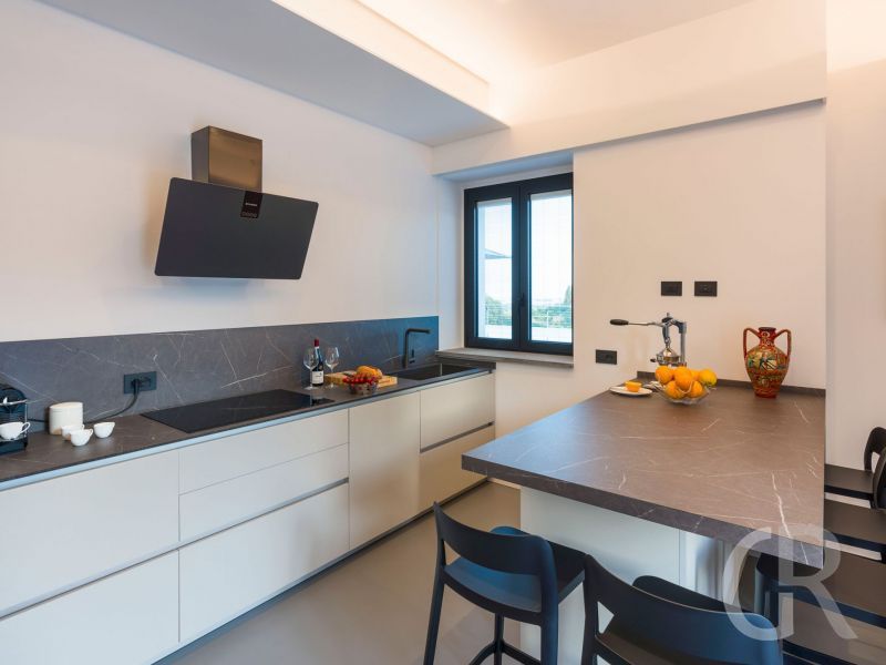 villa-gianos-kueche-mit-esstisch.jpg