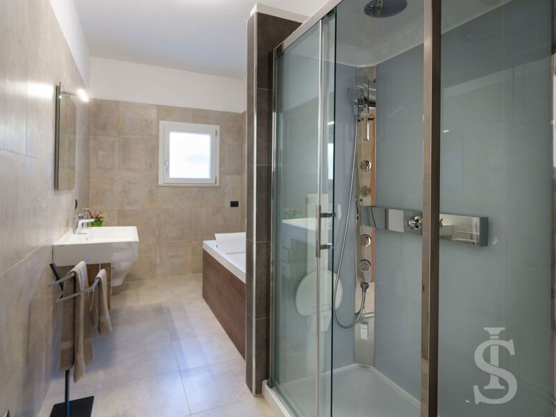 villa-giglio-di-mare-badezimmer-mit-dusche.jpg