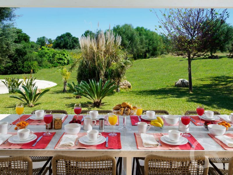 villa-gira-sole-gedeckter-terrassentisch.jpg