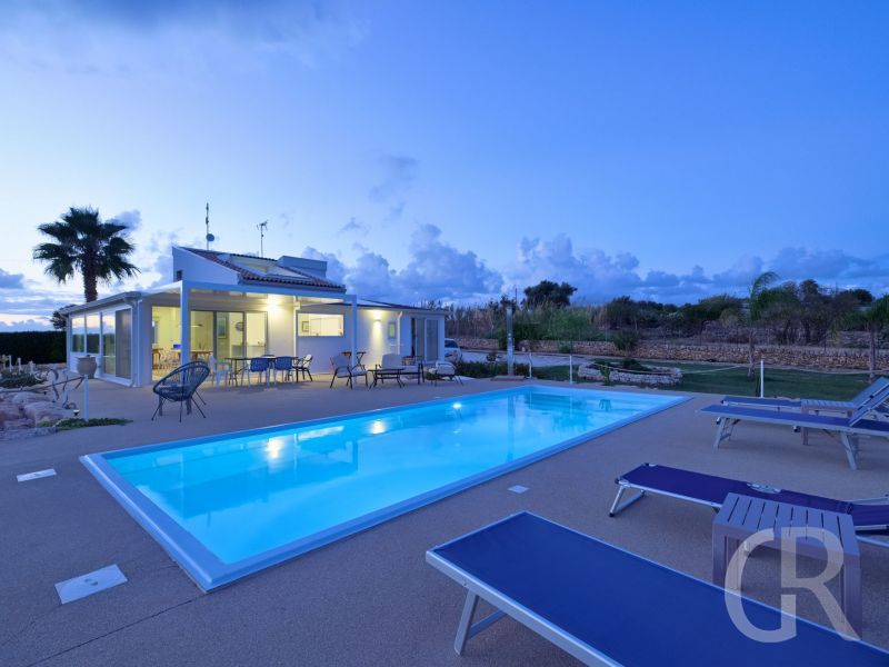 villa-ibla-pool-am-abend.jpg