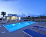 villa-ibla-pool-am-abend.jpg