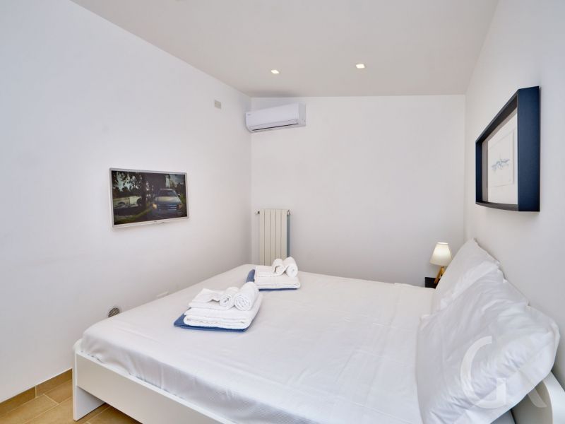 villa-ibla-weisses-doppelbett.jpg