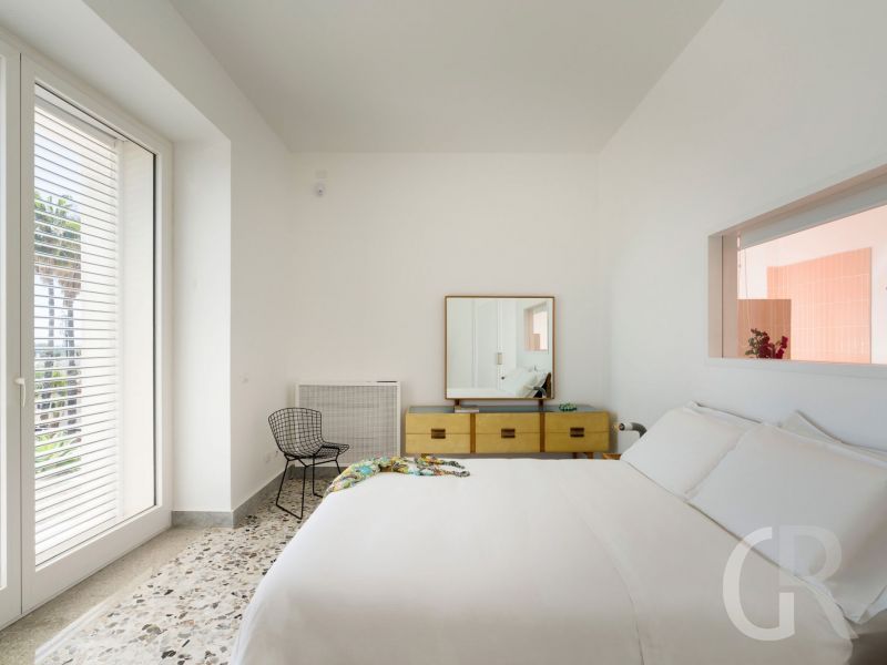villa-la-belle-kommode-mit-doppelbett.jpg