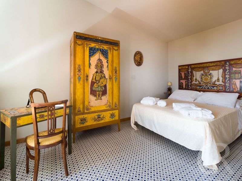 villa-la-boheme-weisses-grosses-bett.jpg