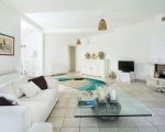 villa-la-plage-wohnzimmer-mit-kamin.jpg