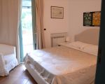 villa-laura-schlafraum-mit-doppelbett.JPG